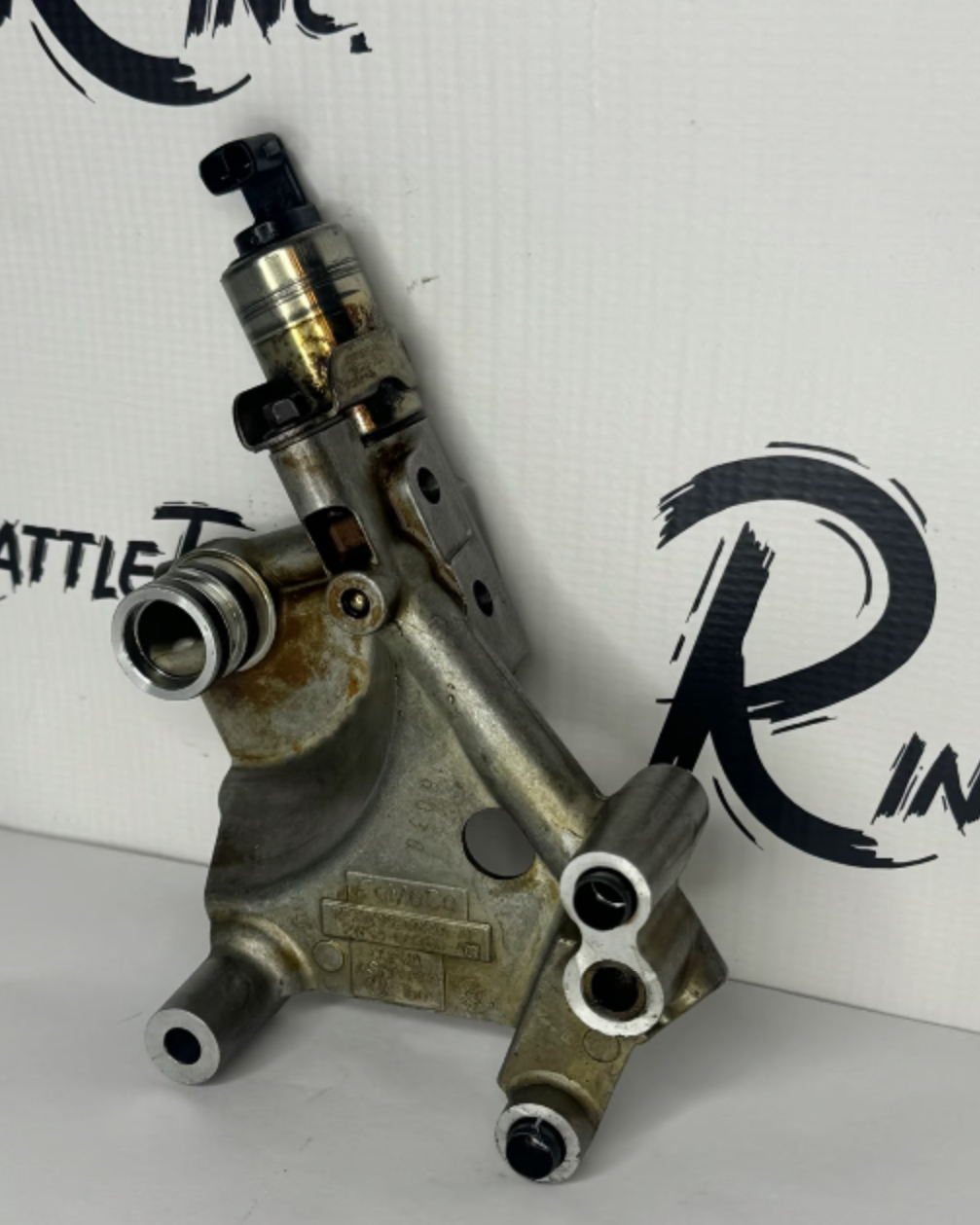 2006-09 Range Rover Right Side Variable Valve Timing Solenoid Bracket Part# RFXW93-6M281-AF “USED, Stock No: 321”